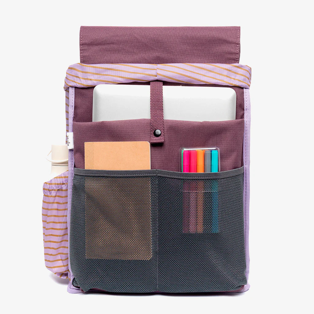 Parte interior de la mochila Scout color morado berenjena de la marca española Lefrik con rejillas, bolsillo para el portátil y diferentes compartimentos