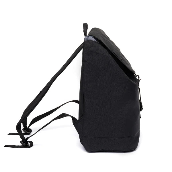 Mochila negra Scout de Lefrik hecha 100% de botellas PET recicladas vista de perfil