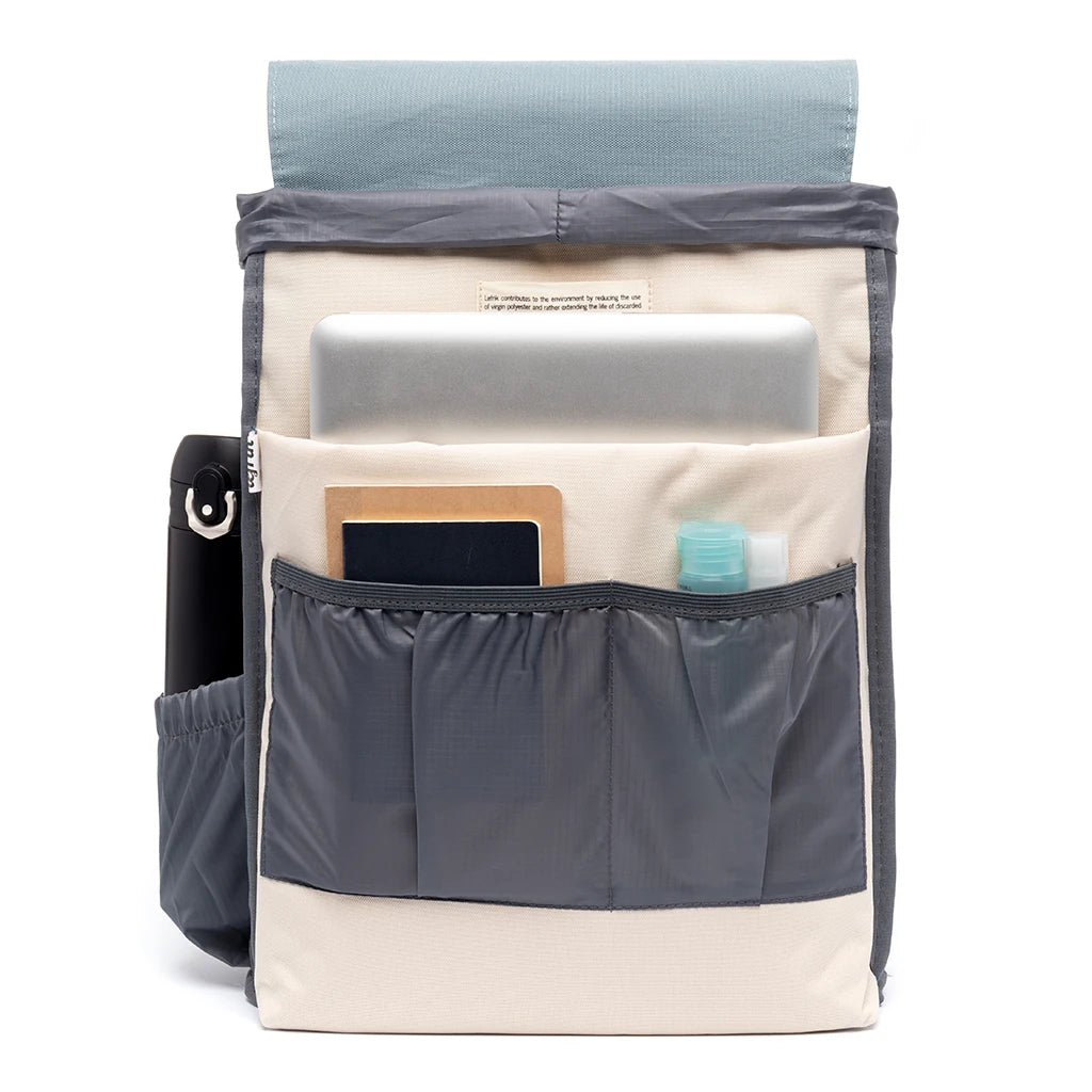 Interior de la mochila Scout grande de Lefrik con bolsillos para portátil, botella de agua y pequeños accesorios