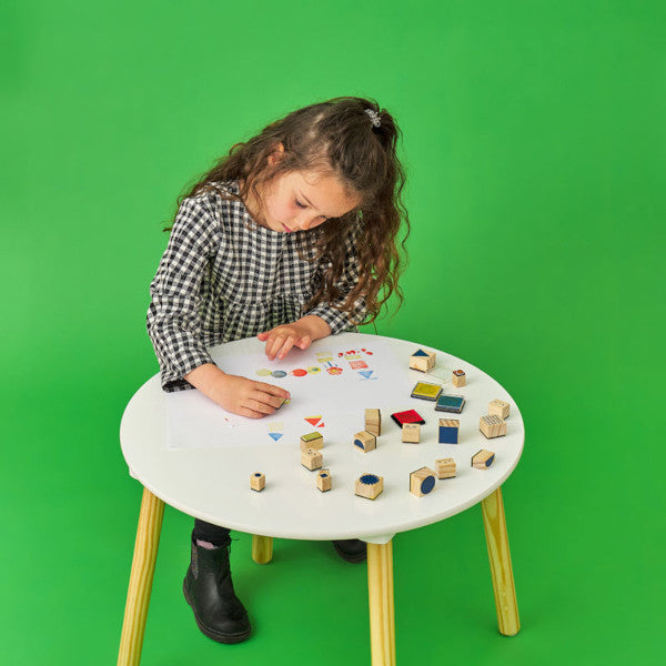 Niña jugando a pintar con el kit de 18 sellos y tres tintas