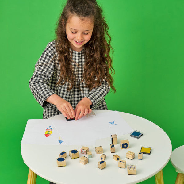 Niña jugando a pintar con el kit de 18 sellos y tres tintas