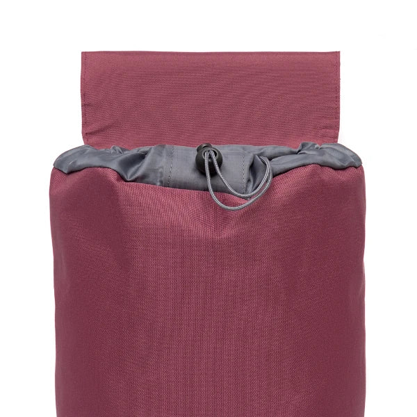 Detalle del cierre de la mochila Mini Scout plum de Lefrik