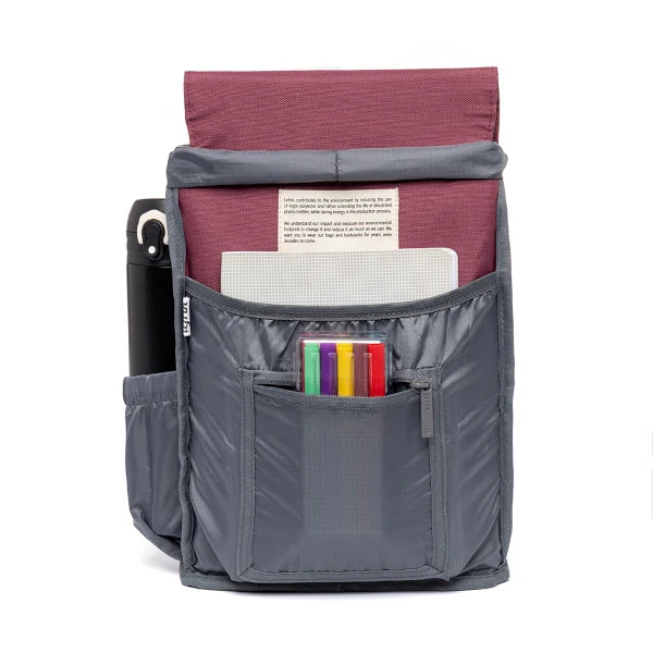 Interior de la mochila reciclada de Lefrik Mini Scout Pacific, con espacio para libretas, bolígrafos y botella de agua