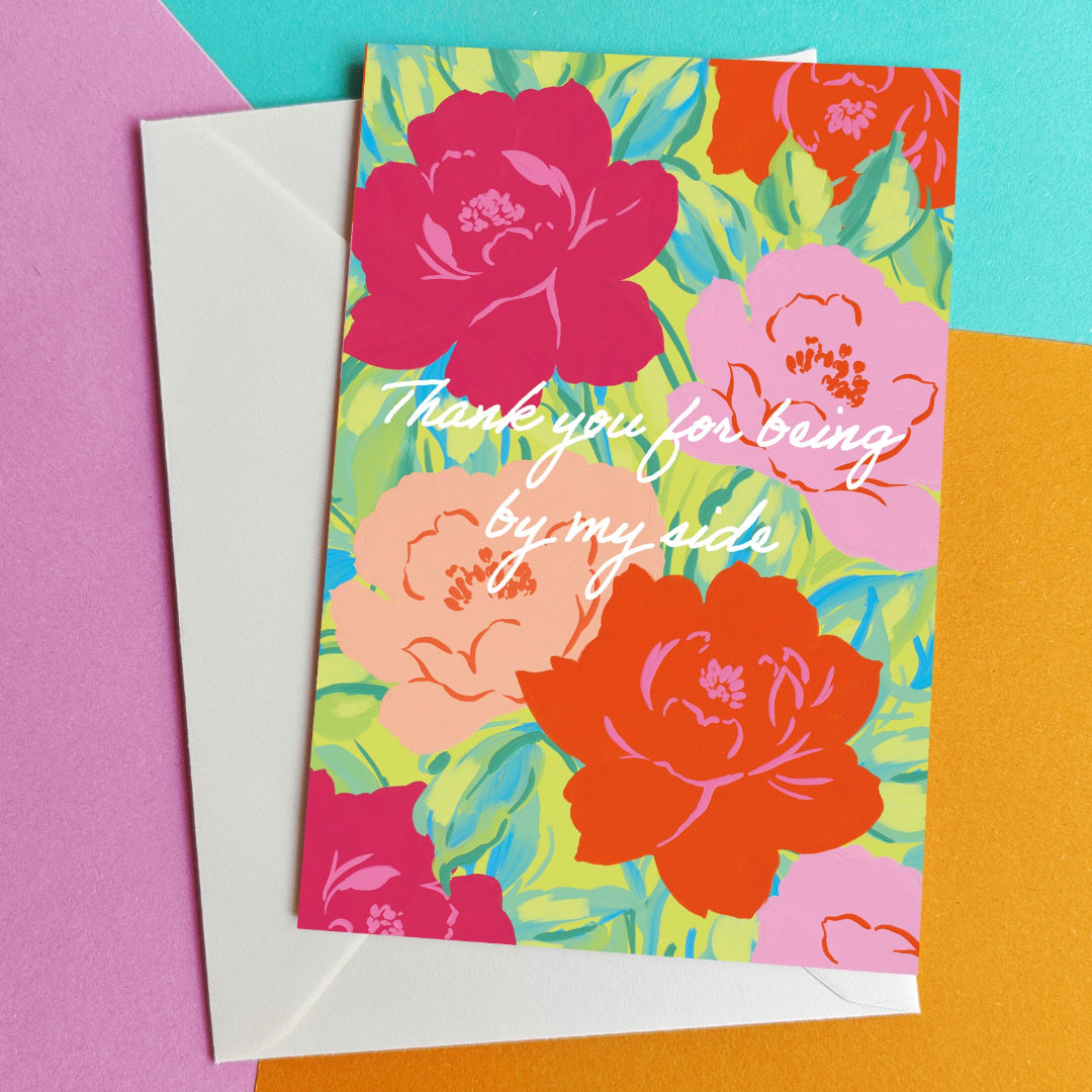 Tarjeta de agradecimiento con estampado de flores ilustrado por Laura Ortiz y la frase "thank you for being by my side"