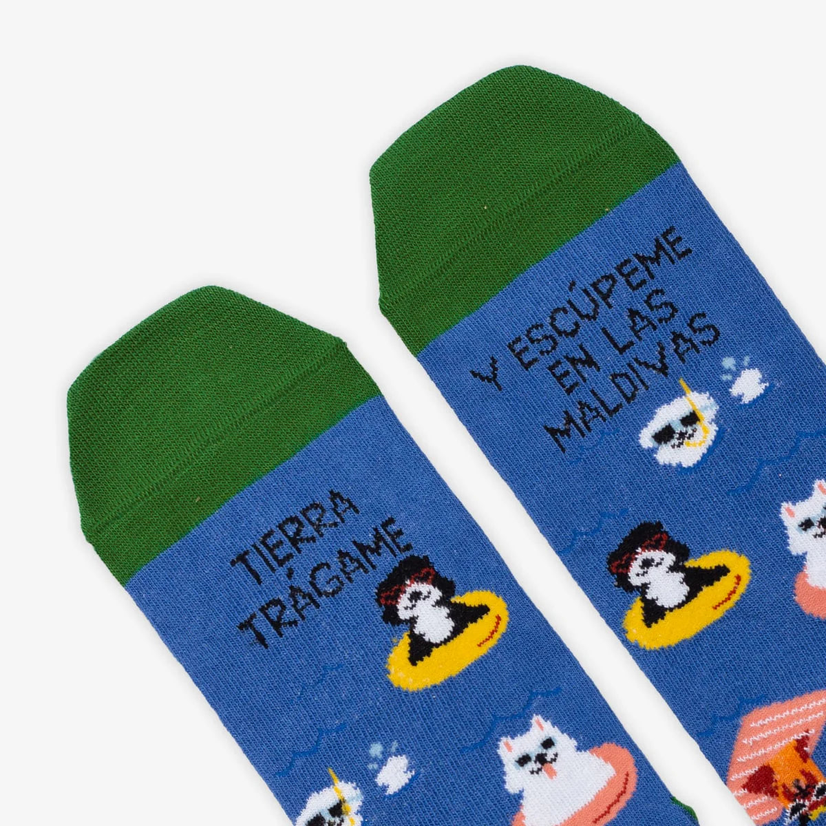 Detalle de la puntera de los calcetines Tierra trágame y escúpeme en las maldivas con estampado de animales en flotadores