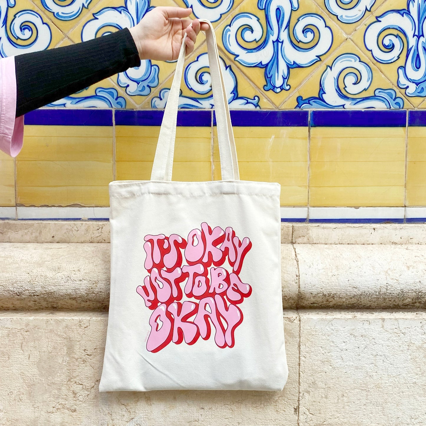 parte de delante de la tote bag "it's okay not to be okay" con texto rosa