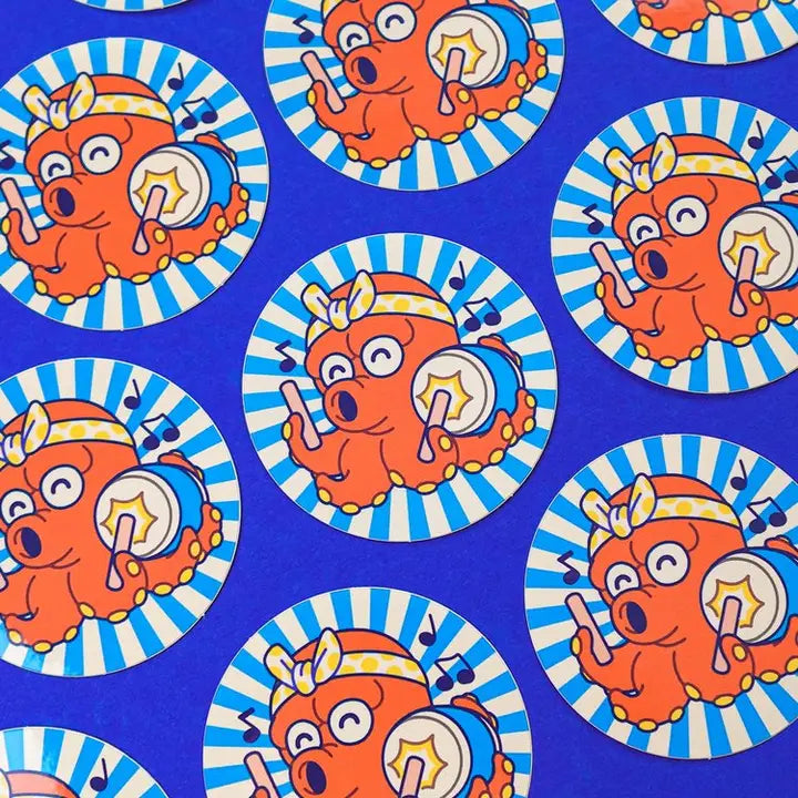 Pegatina con forma de pulpo rojo tocando el tambor