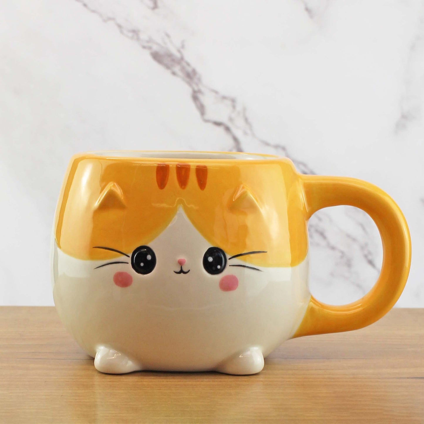 Taza con forma de gato adorable en una mesa