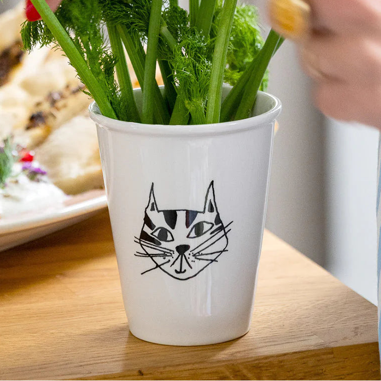 Taza en blanco y negro con la cabeza de un gatito.