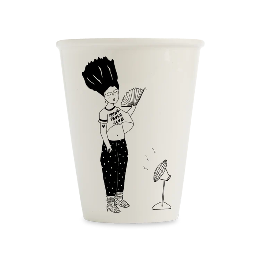 Taza en blanco y negro de una mujer abanicándose con una camiseta en la que pone "Menopause Club"