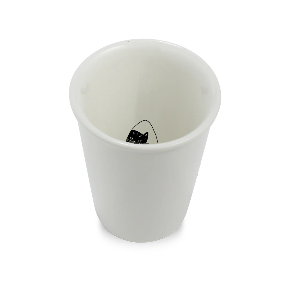 Taza de cerámica blanca con ilustración de un gato asomado a una ratonera en el interior