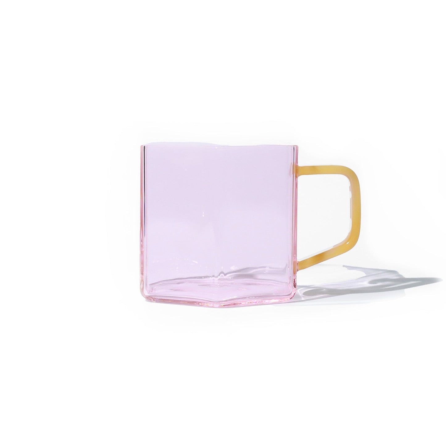 Taza hexagonal de cristal rosa con asa amarilla