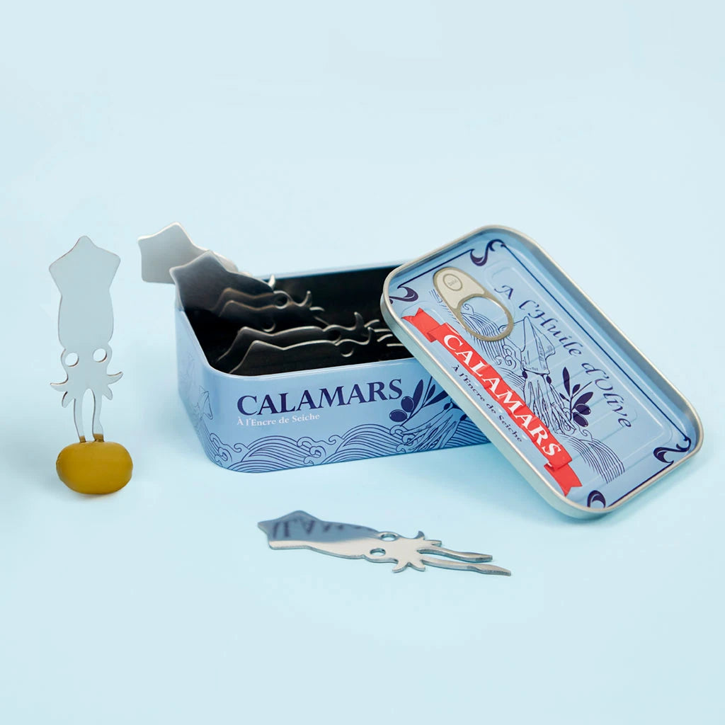 Lata de calamares con tenedores de aperitivo con forma de pulpito pinchando una aceituna