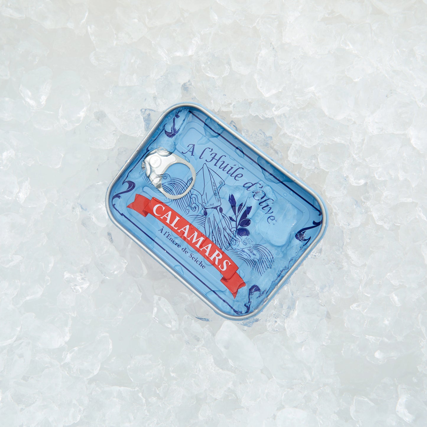 Lata de calamares con tenedores de aperitivo sobre una cama de hielo