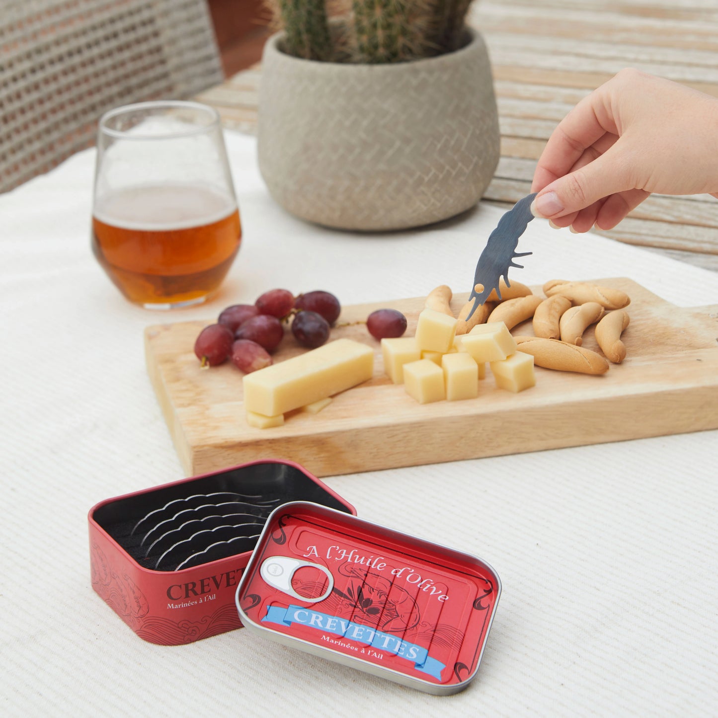 Juego de 6 tenedores de aperitivo con forma de gambas presentados en una lata de conservas de metal roja