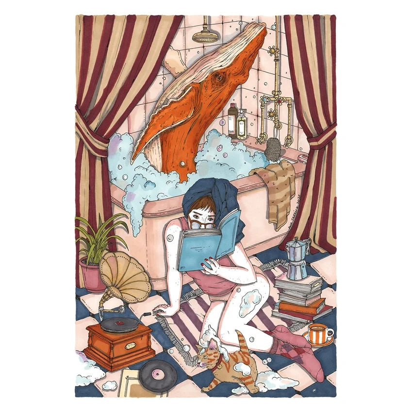 Una gran ballena domina la composición de esta ilustración de la artista Ana Jarén donde una chica lee ajena al animal sentada en el suelo del baño y rodeada de un tocadiscos, libros, una cafetera y un gato manchado de espuma.
