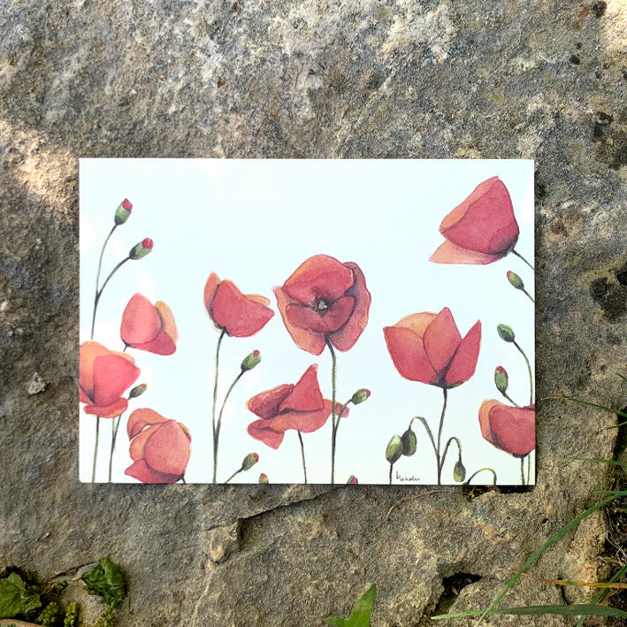 Postal con ilustración en acuarela de amapolas de la artista madrileña Marialu Gili