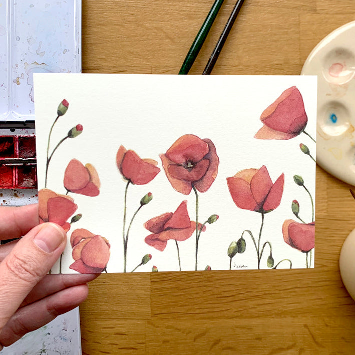 Postal con ilustración en acuarela de amapolas de la artista madrileña Marialu Gili