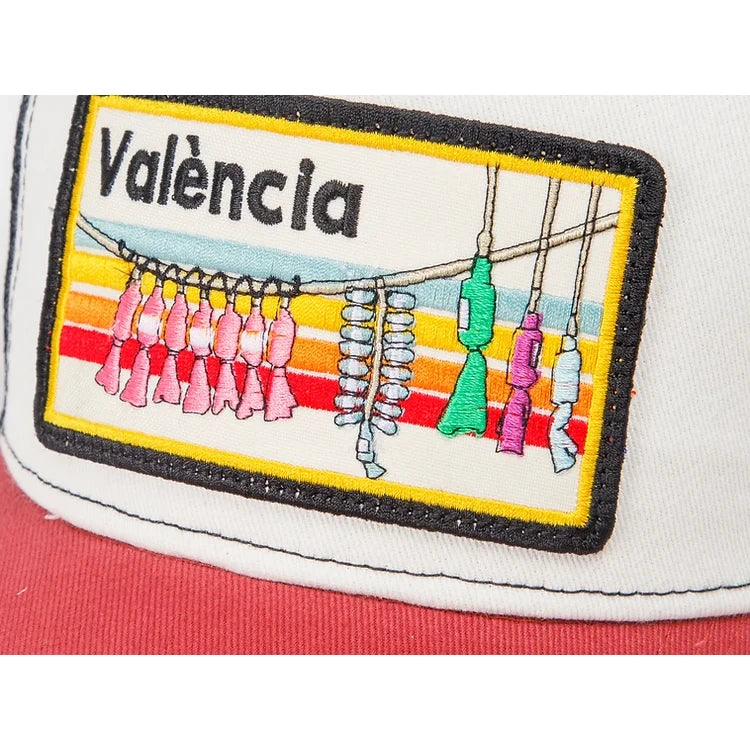 Detalle de de Gorra Blocals con el parche de València y petardos de la mascleta. Visera en Rojo y parte frontal en blanco, con rejilla negra por detrás