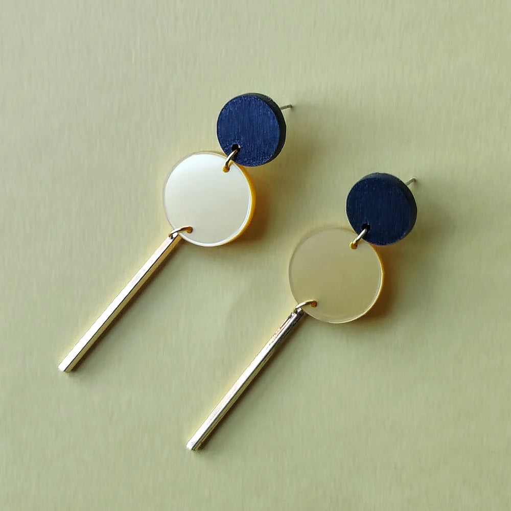 pendientes de Mitumi inspirados en Brigitte Bardot con dos círculos y una barrita dorada de mitumi