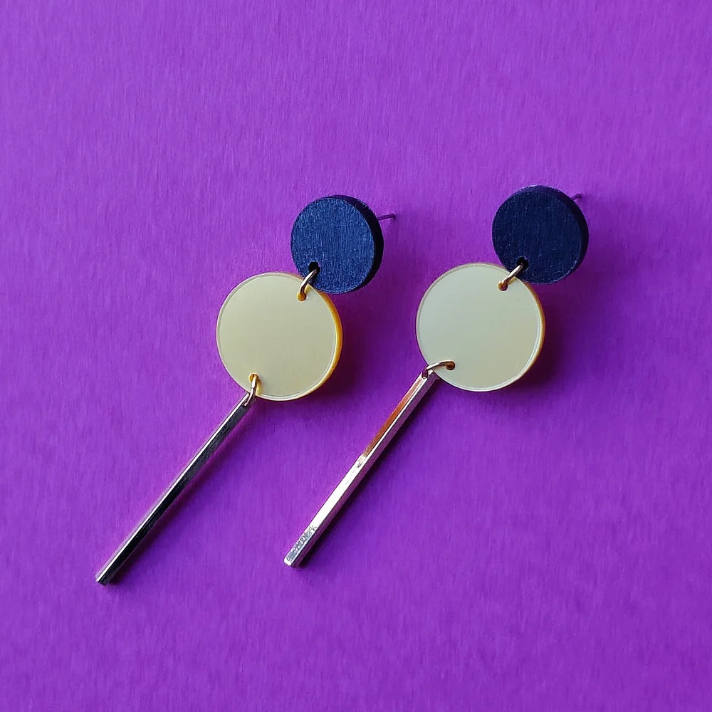 pendientes de Mitumi inspirados en Brigitte Bardot con dos círculos y una barrita dorada de Mitumi