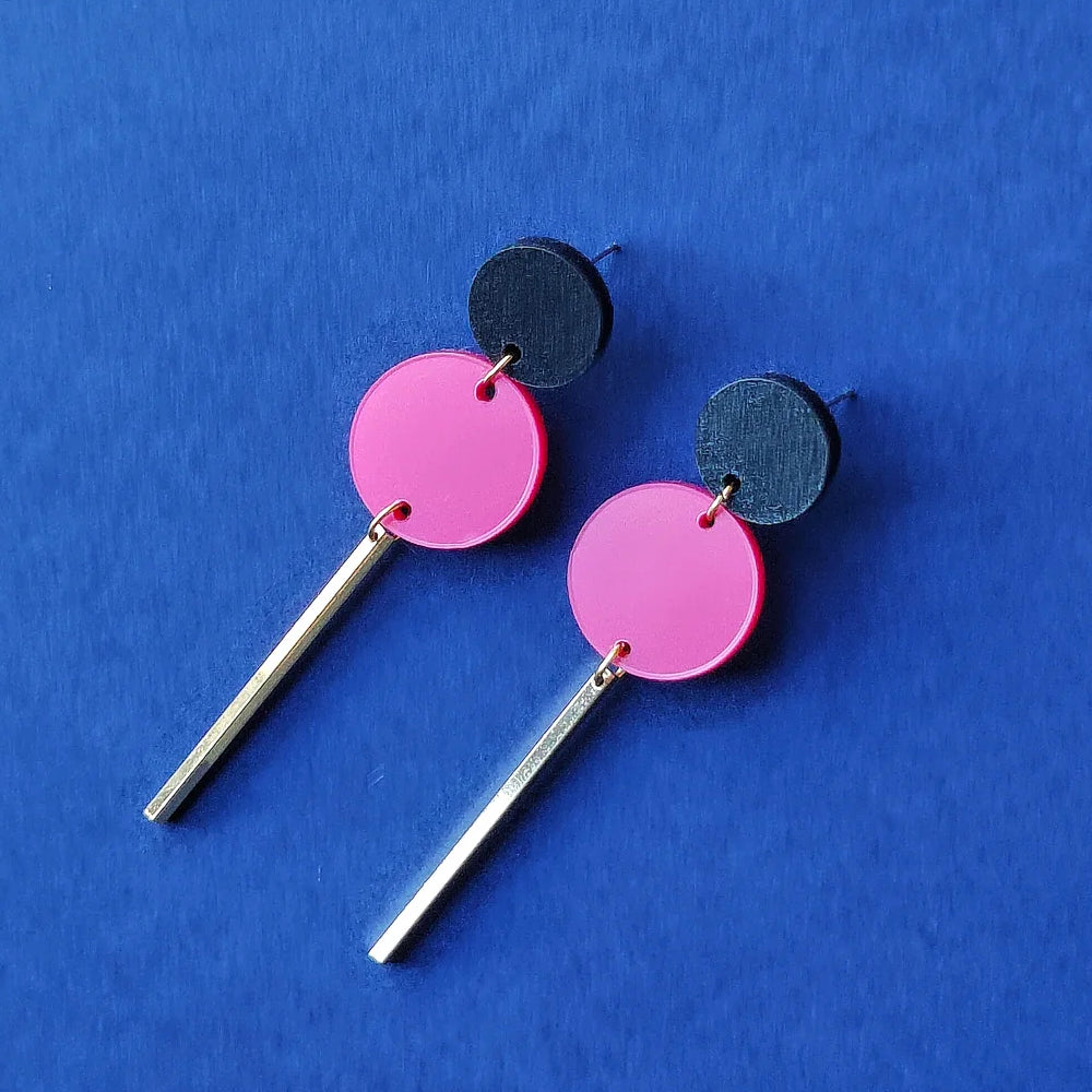 Pendientes de mitumi inspirados en Brigitte Bardot con dos círculos de metacrilato y una barrita de metal dorado