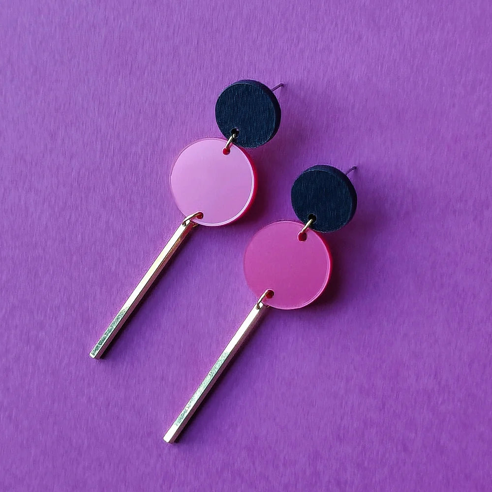Pendientes de mitumi inspirados en Brigitte Bardot con dos círculos de metacrilato y una barrita de metal dorado
