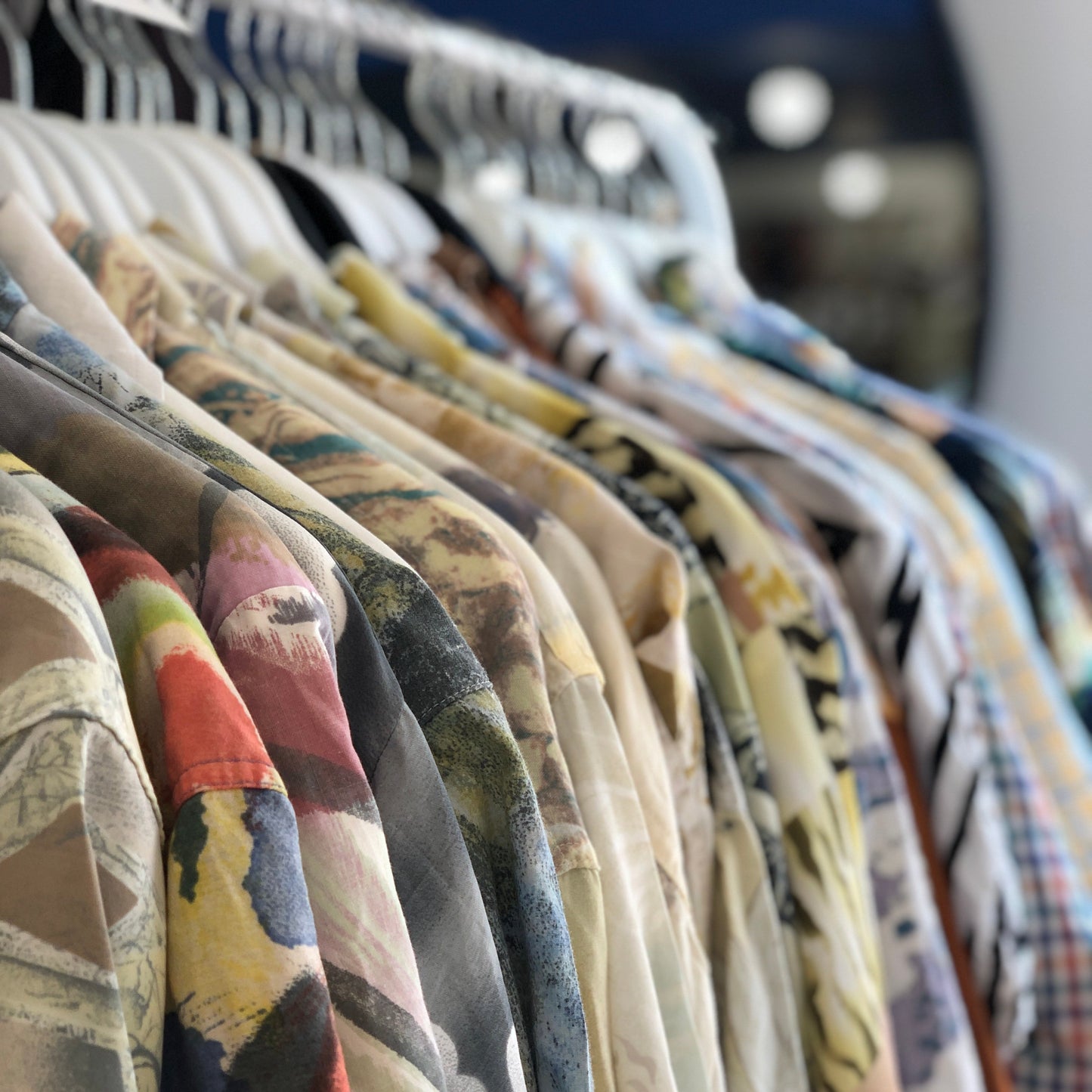 Camisas vintage estampadas puestas en perchas