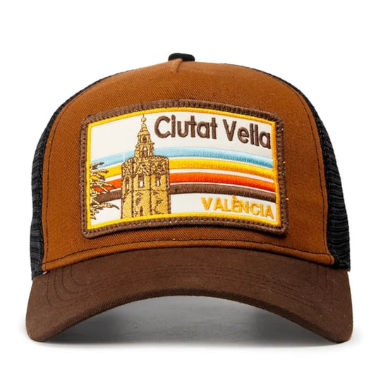 Vista frontal de gorra de Blocals con las letras Ciutat Vella València y dibujo de torre. Parte delantera y visera marrón con laterales de rejilla negra.