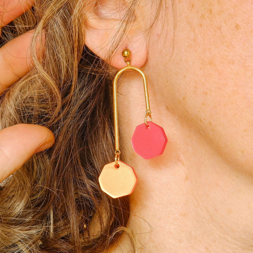 marieta de Mitumi con los pendientes de metal y metacrilato, con aro y octógonos rosa y naranja