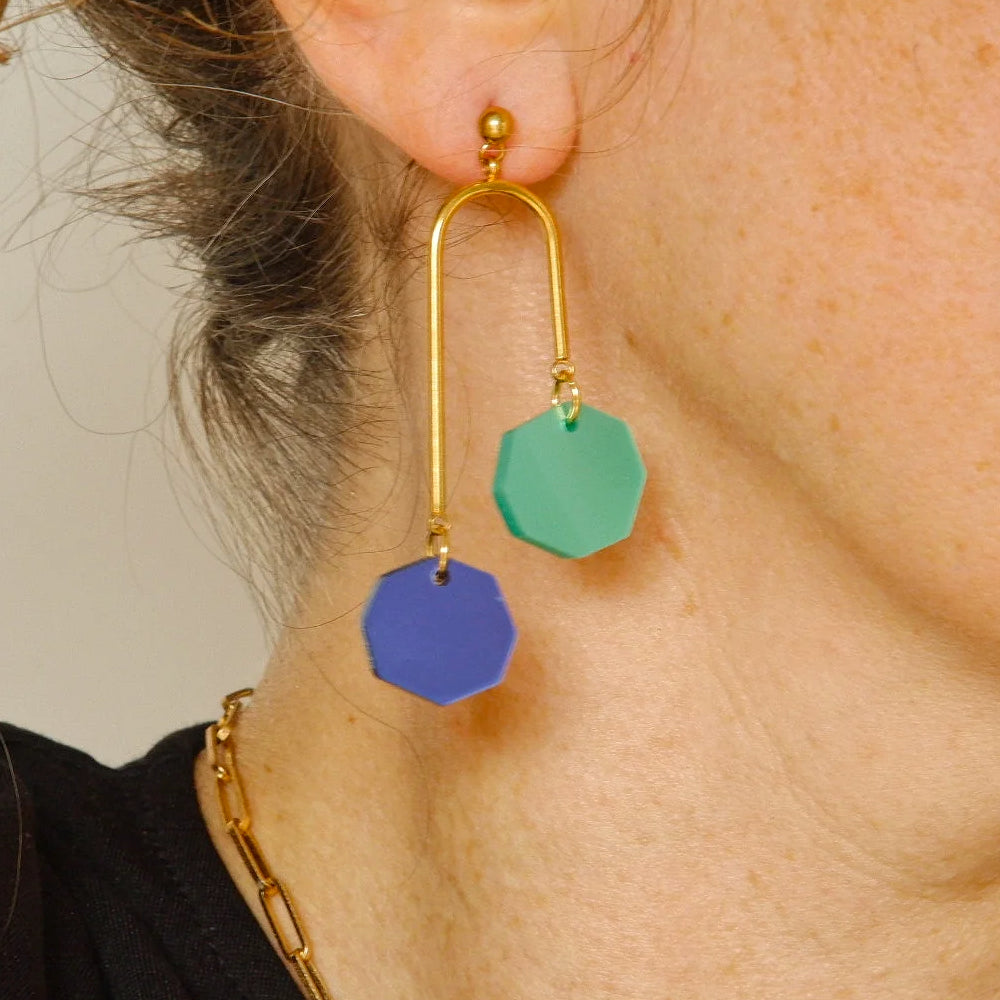 Pendientes de metal y metacrilato, con aro y octógonos azules