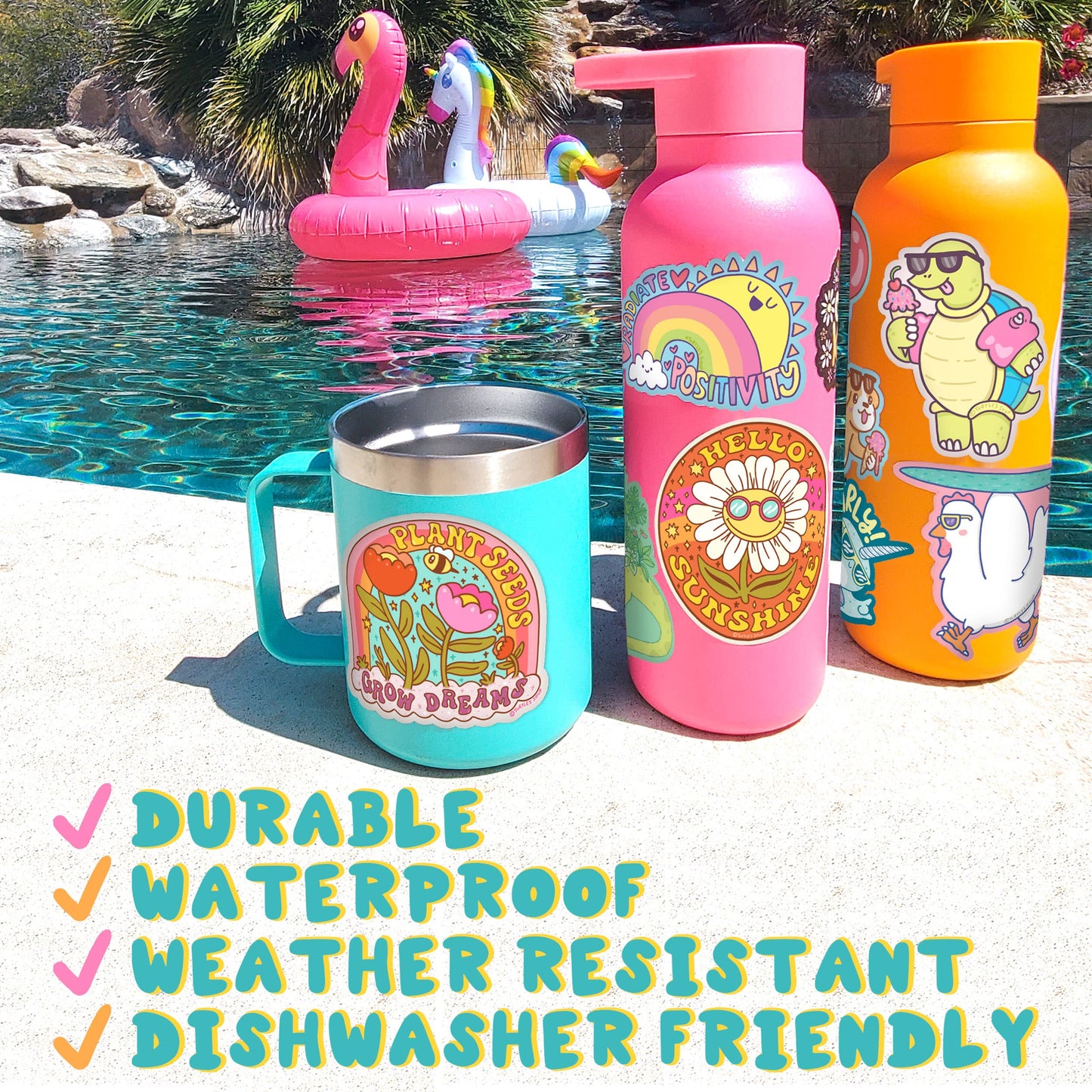 Botellas de agua al borde de una piscina decoradas con los adhesivos de Turtle's Soup