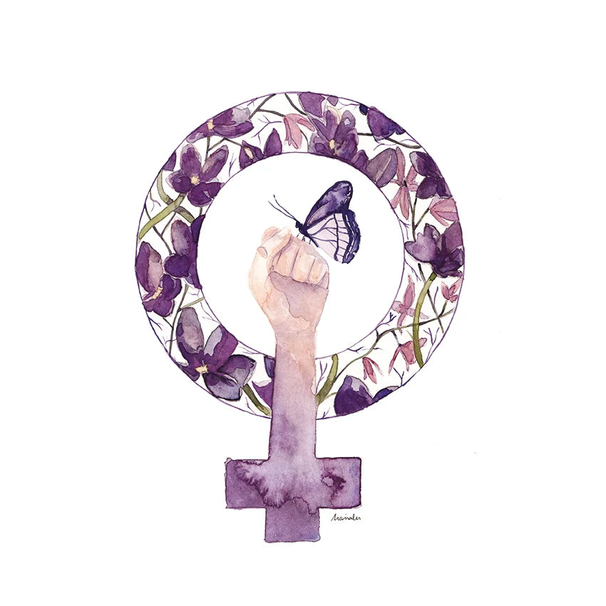 lámina feminista del 8M con el símbolo de la mujer y un puño con una mariposa posada, con el fondo de flores moradas