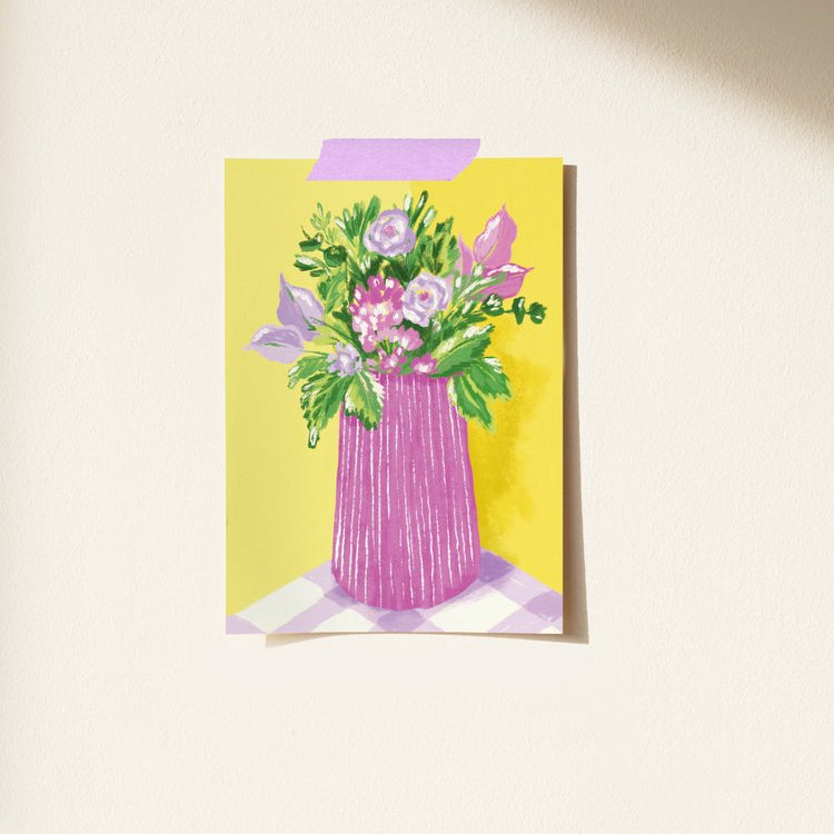 postal de la artista Laura Ortiz de un florero de color morado con flores moradas y rosas sobre fondo amarillo