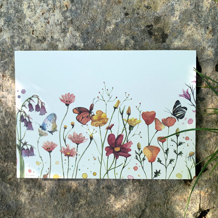 Postal con ilustración en acuarela de flores silvestres de Marialu Gili