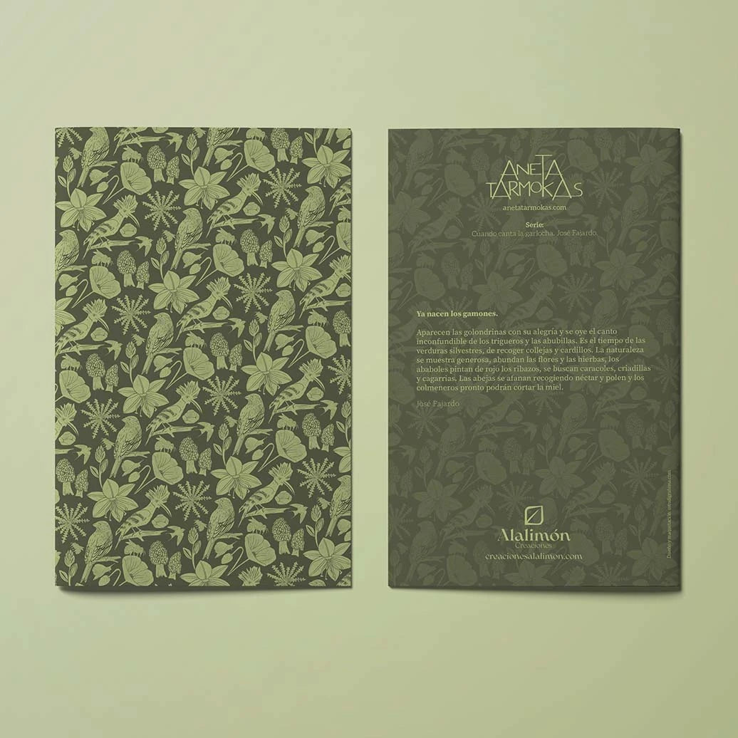 Libreta verde de grapas con estampado de abubillas y flores de Aneta Tarmokas