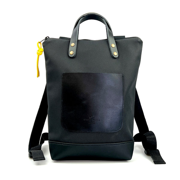 Mochila mini DZ impermeable negra de DAniel Chong con el bolsillo exterior en negro