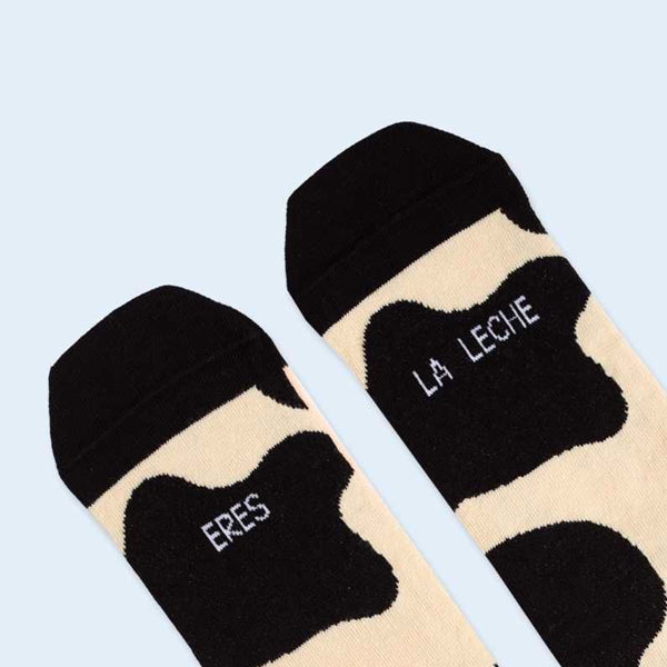 Calcetines eres la leche con diseño de piel de vaca en color crema y negro punta