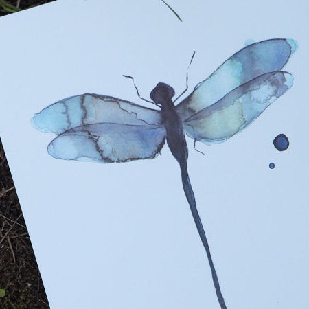 Print con ilustración de una libélula azul en acuarela