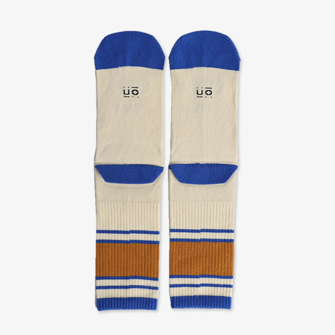 Parte de atrás calcetines para regalar el día de la madre en color beige con la puntera azul, la cara de un oso y el texto "Mamá Osa"