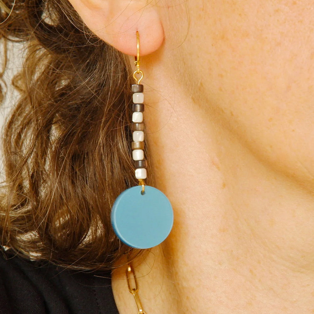 Marieta de Mitumi con los pendientes Mary en azul