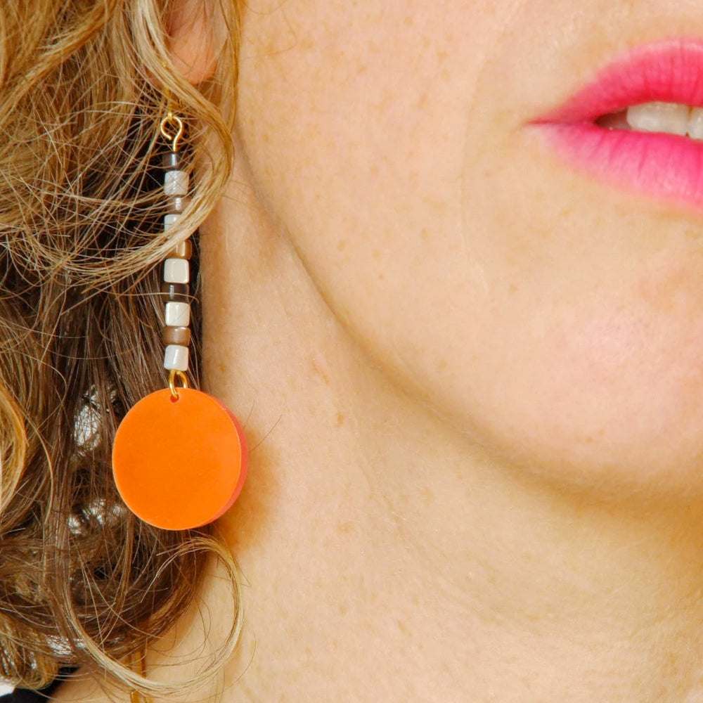 Marieta de Mitumi con los pendientes largos Mary en color naranja