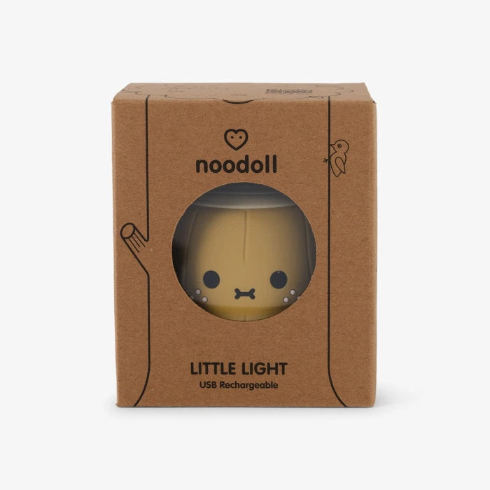 lamparita de noche quitamiedos con forma de árbol Ricelogi, con un tronco y una raa y dos hojitas encima en su caja de la marca noodoll
