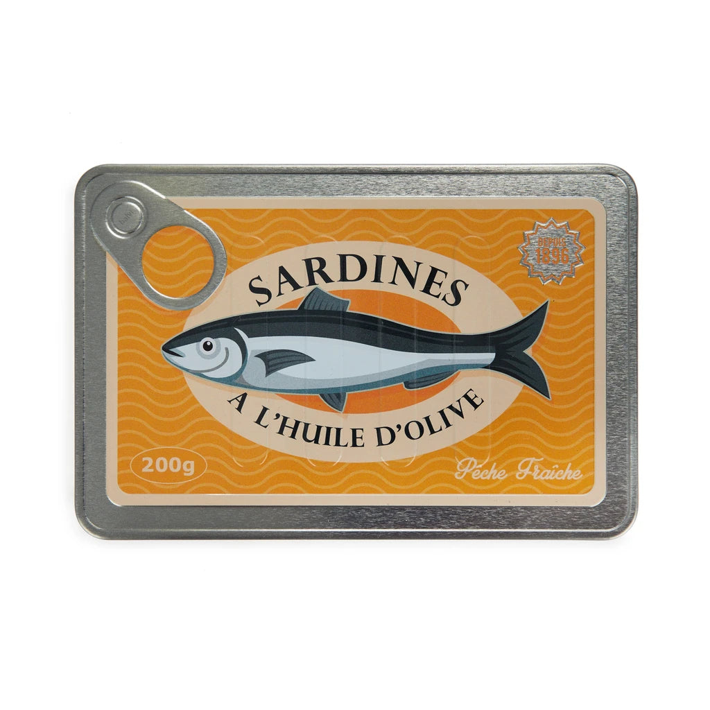 libreta en forma de lata de conservas en color amarillo y con partes metálicas y una sardina en el centro con el texto Sardines a l'huile d'olive