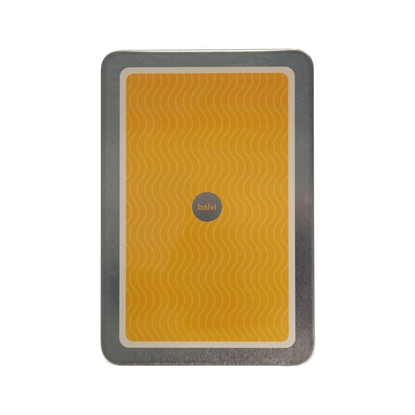 parte de atrás de la libreta en forma de lata de conservas de sardinas en color amarillo y metal, con el logo de la marca balvi en el centro