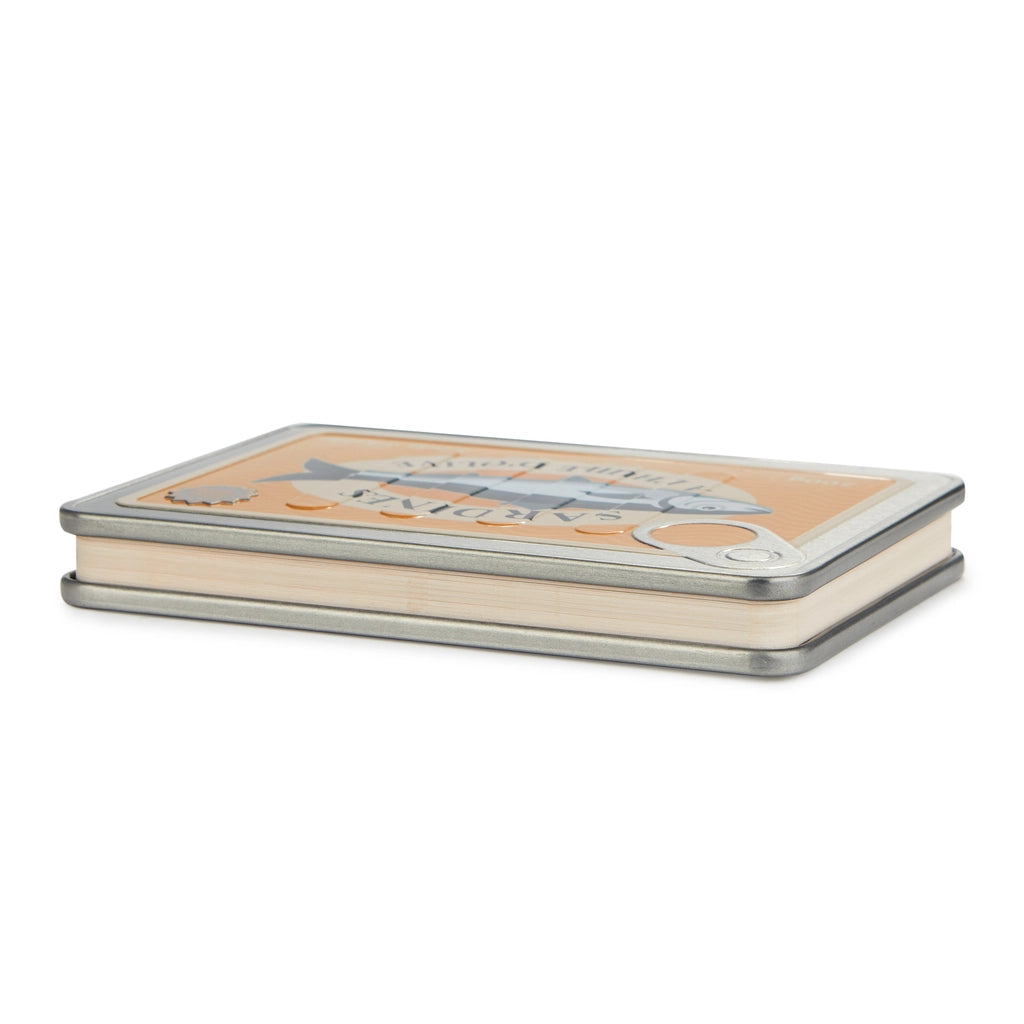 libreta en forma de lata de conservas en color amarillo y con partes metálicas y una sardina en el centro con el texto Sardines a l'huile d'olive de lado