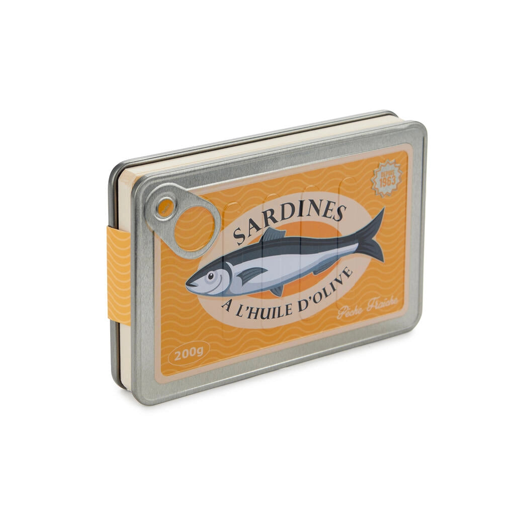 libreta en forma de lata de conservas en color amarillo y con partes metálicas y una sardina en el centro con el texto Sardines a l'huile d'olive de medio lado