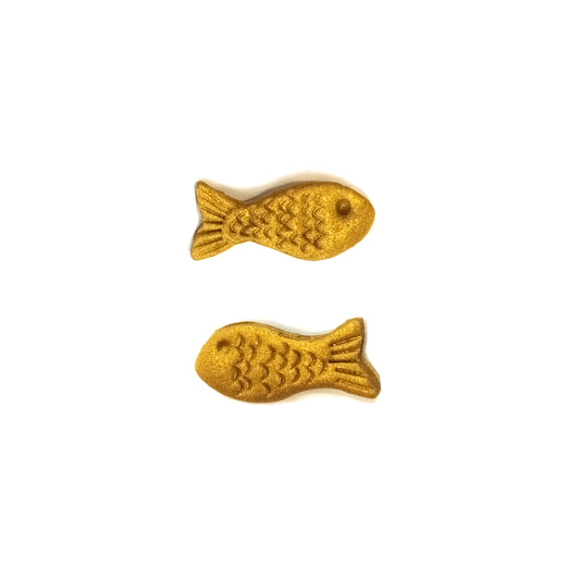 Pendientes de arcilla polimérica con forma de peces dorados de la artista valenciana Natsuokamu