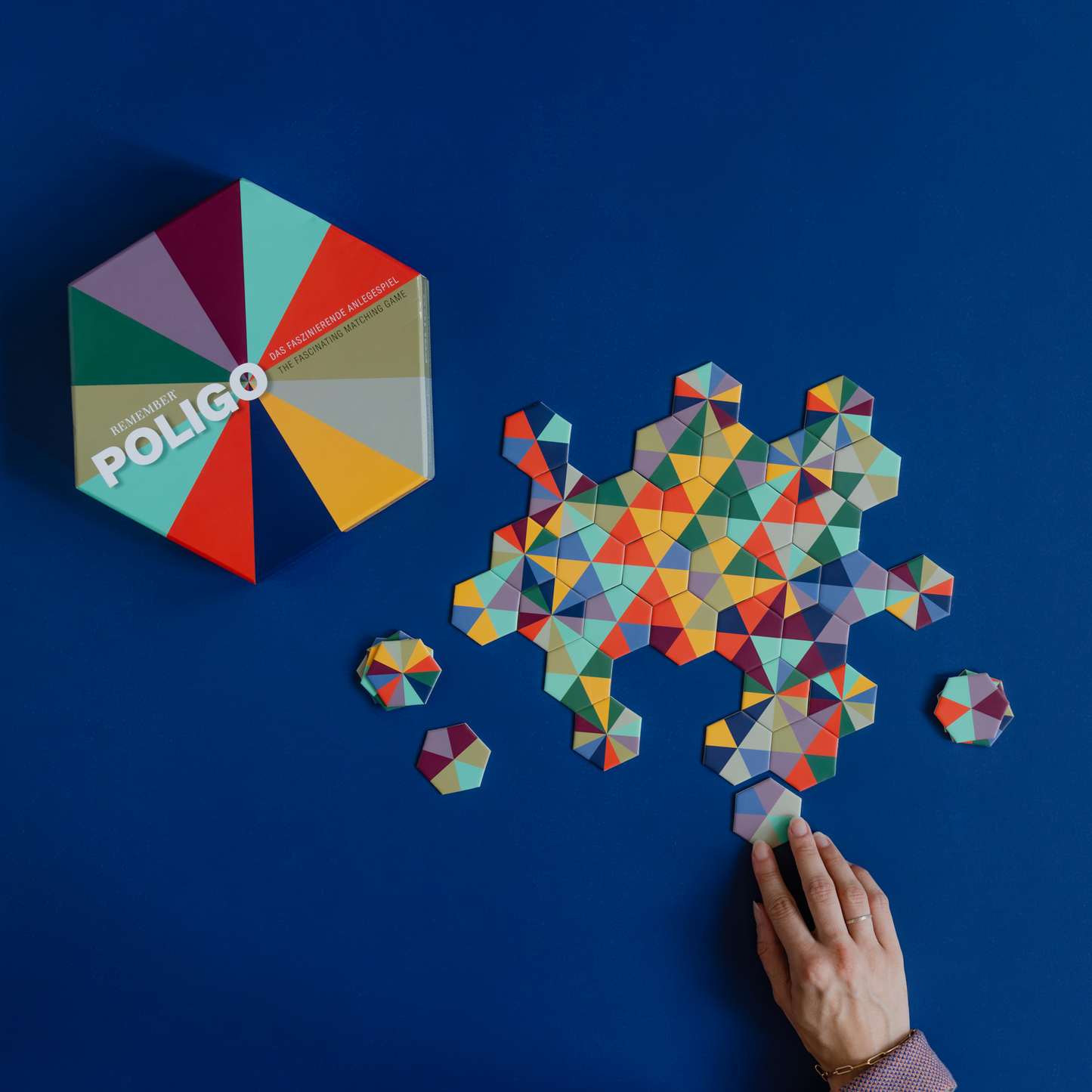 persona juegando al juego poligo de remember