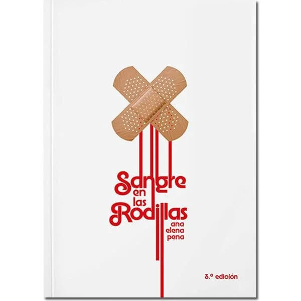 portada del libro de la escritora Ana Elena Pena con el título Sangre en las Rodillas, en color rojo sobre fondo blanco. Con una ilustración de unas tiritas cruzadas en forma de X y líneas rojas en vertical
